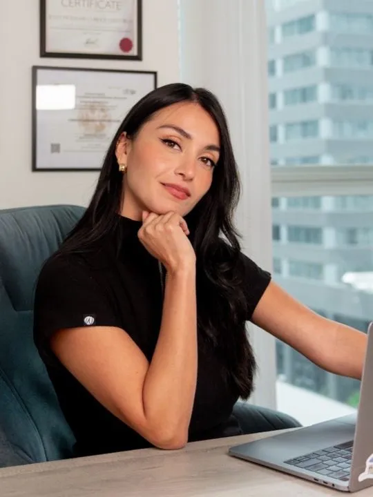Bethsabe Córdova, founder of BHEAL Esthetic Center, at her desk